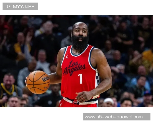 哈登训练后坚持加练超一小时展现职业精神与拼搏态度